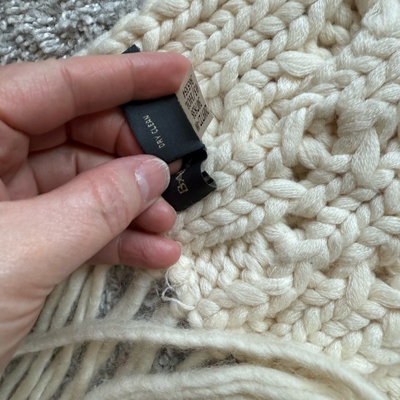 Banana republic, Elegant Cream Knit Scarf - Picture 4 of 9